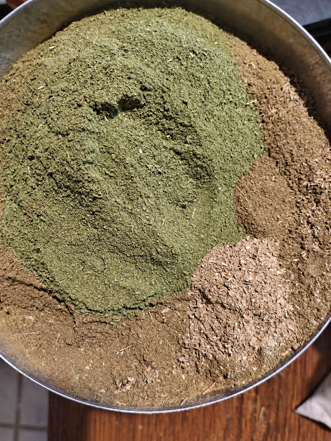 Plantes aromatiques moulues dans un récipient métallique